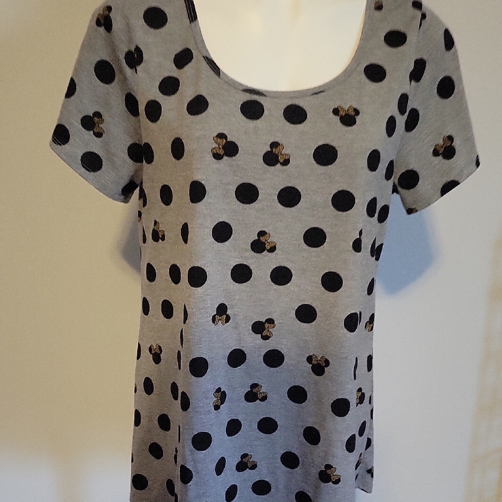 LuLaRoe Gray Scoop Neck Short Sleeve Top w/ Black Polka Dots and Gold Accents.